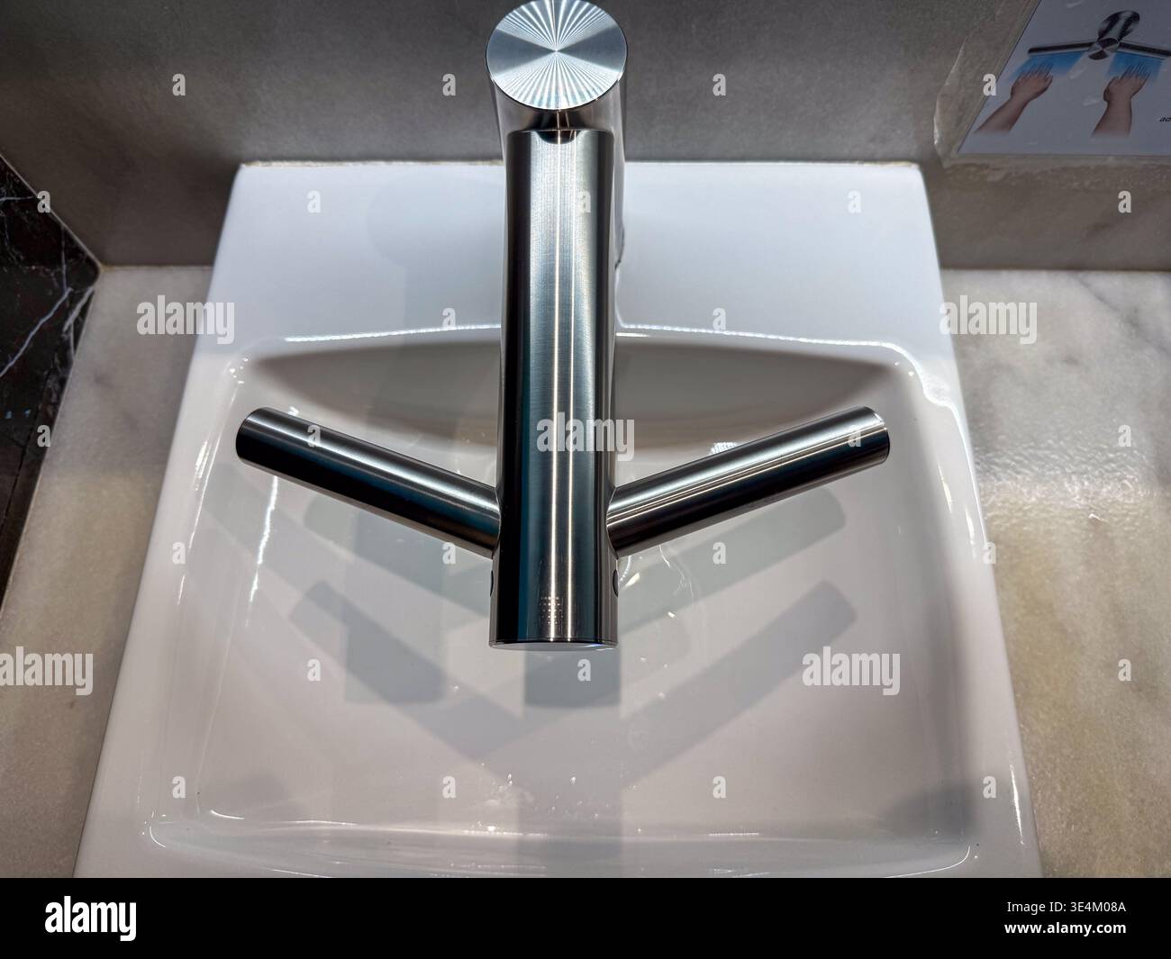 sèche-mains moderne à robinet intégré dans les toilettes, concept d'hygiène intelligente Banque D'Images