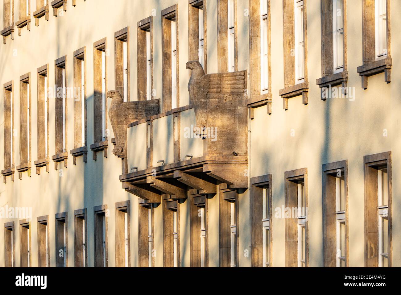 Façade d'un immeuble de bureaux de 1936 par Rudolf Klar avec des reliefs d'aigle en pierre, Hohenzollerndamm, Berlin Banque D'Images