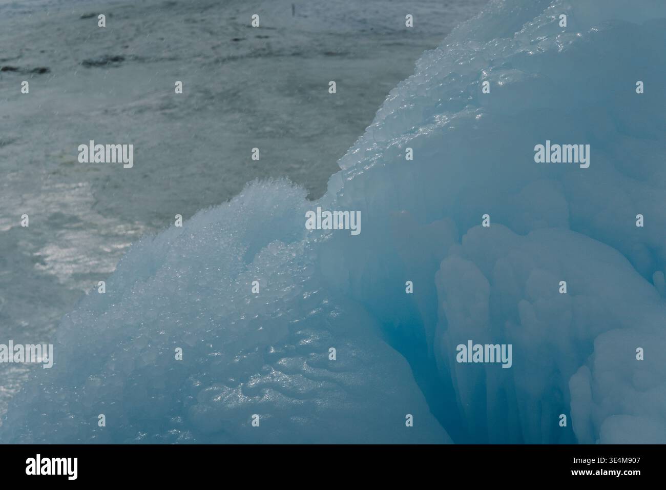 Gros plan époustouflant de la formation de glace glaciale avec des textures complexes et des teintes bleues éclatantes reflétant les merveilles naturelles Banque D'Images
