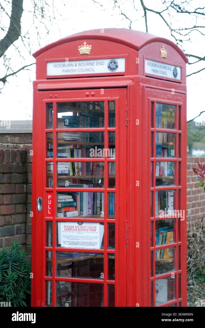 Boîte téléphonique britannique rouge classique maintenant utilisée comme échange de livres gratuit Banque D'Images