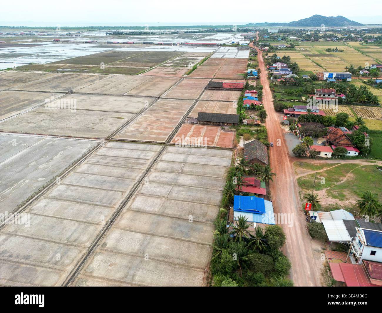 Vue aérienne du paysage avec des champs de sel à l'embouchure de Preaek Tuek Chhu (rivière Kampot) dans la province de Kampot sur la côte sud du Cambodge Banque D'Images