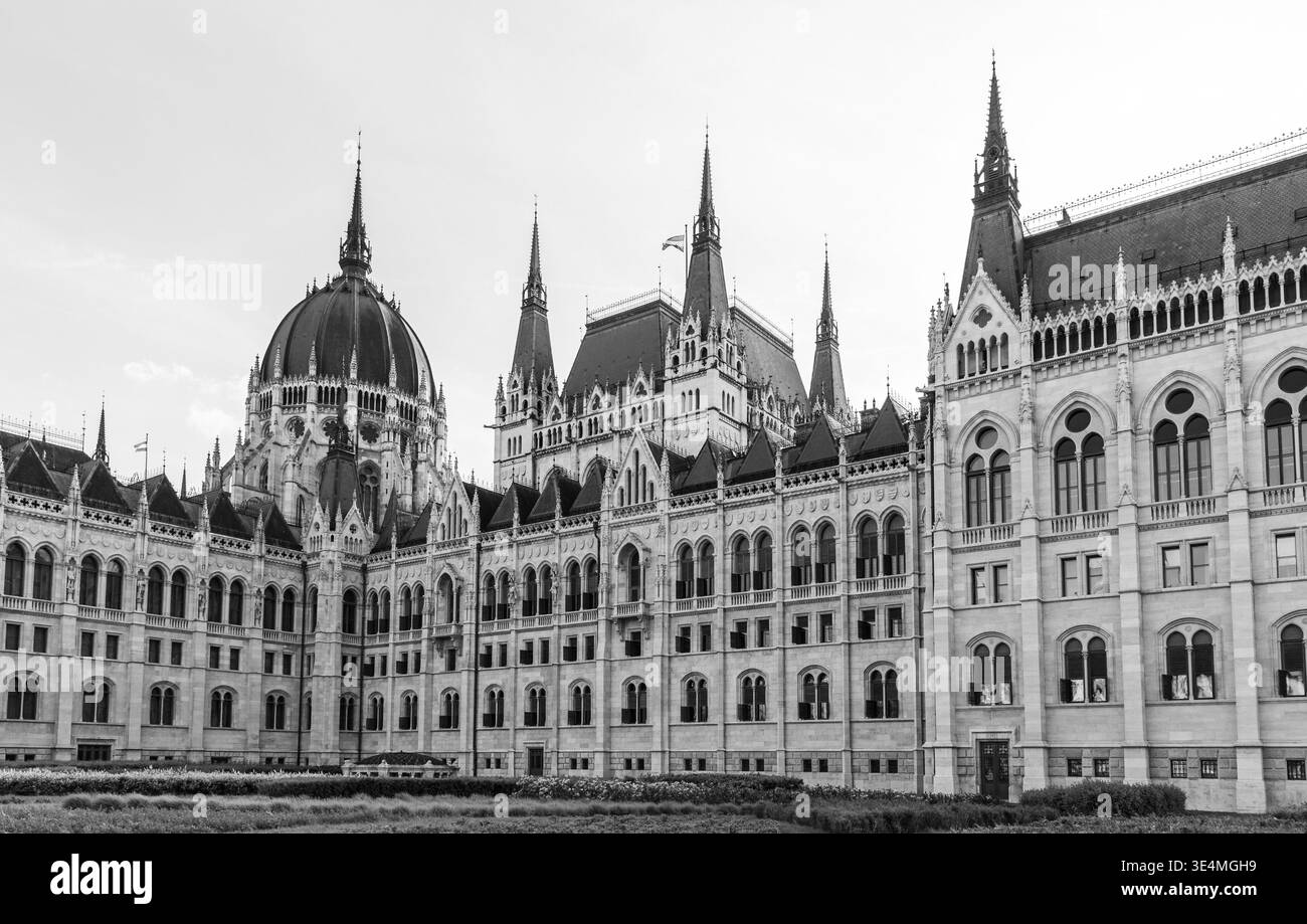 Bâtiment du Parlement hongrois Orszaghaz en noir et blanc, siège de l'Assemblée nationale hongroise à Budapest, Hongrie, le 8 mai 2023 Banque D'Images
