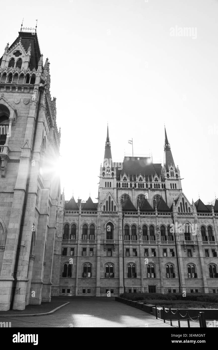 Bâtiment du Parlement hongrois Orszaghaz en noir et blanc, siège de l'Assemblée nationale hongroise à Budapest, Hongrie, le 8 mai 2023 Banque D'Images