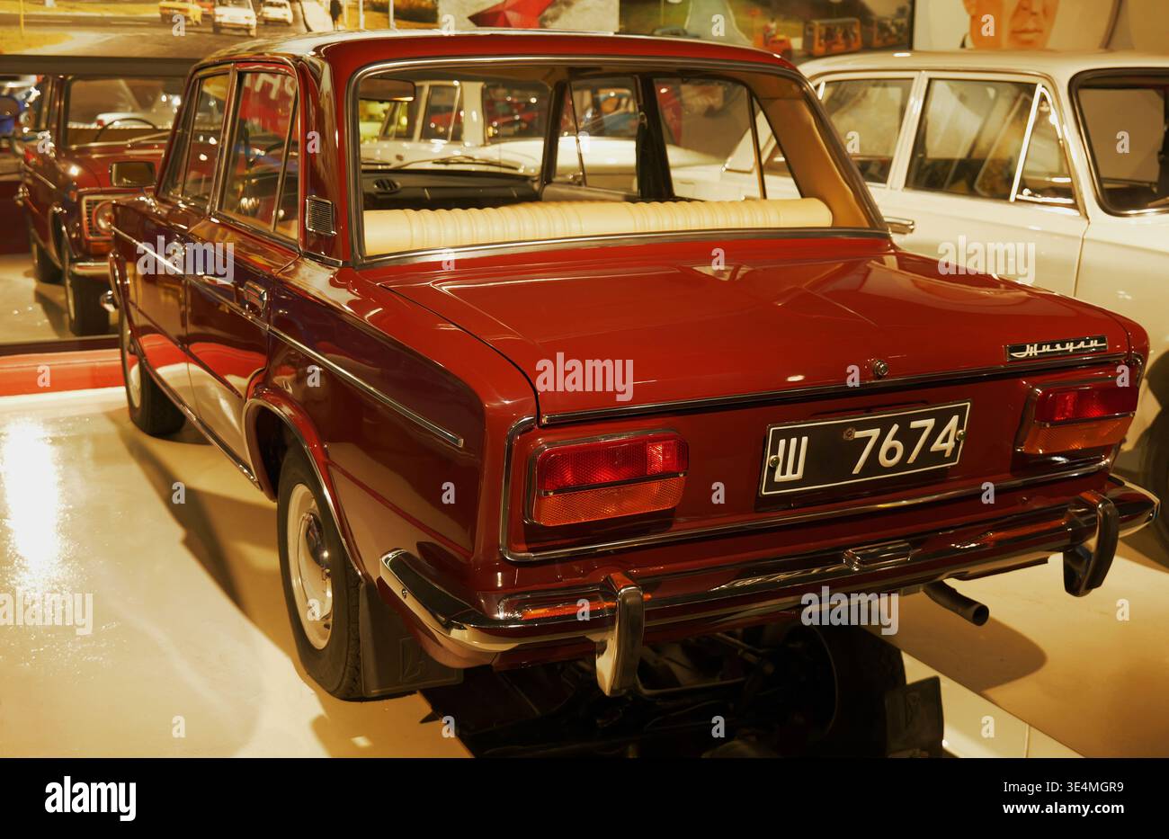 Rouge foncé VAZ-2103 (Lada 1500) voiture classique soviétique avec détails chromés. Bulgarie, Varna 7 novembre 2025 Banque D'Images