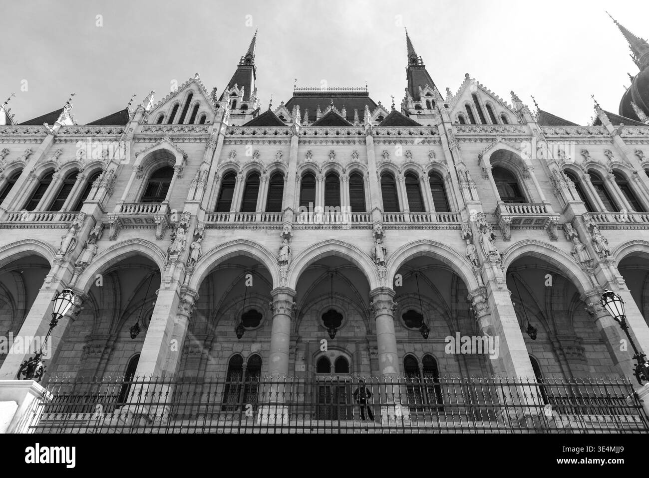 Bâtiment du Parlement hongrois Orszaghaz en noir et blanc, siège de l'Assemblée nationale hongroise à Budapest, Hongrie, le 1er mai 2023 Banque D'Images