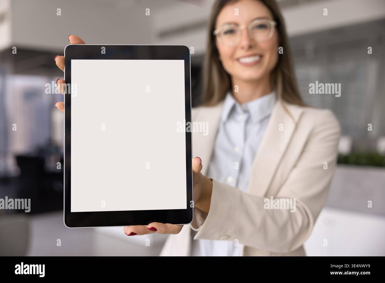 Gros plan femme d'affaires tient tablette numérique avec maquette blanche Banque D'Images