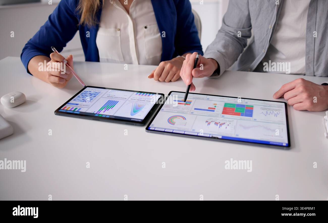 Business Professional analyse le tableau de bord KPI sur ordinateur pour améliorer la stratégie Banque D'Images
