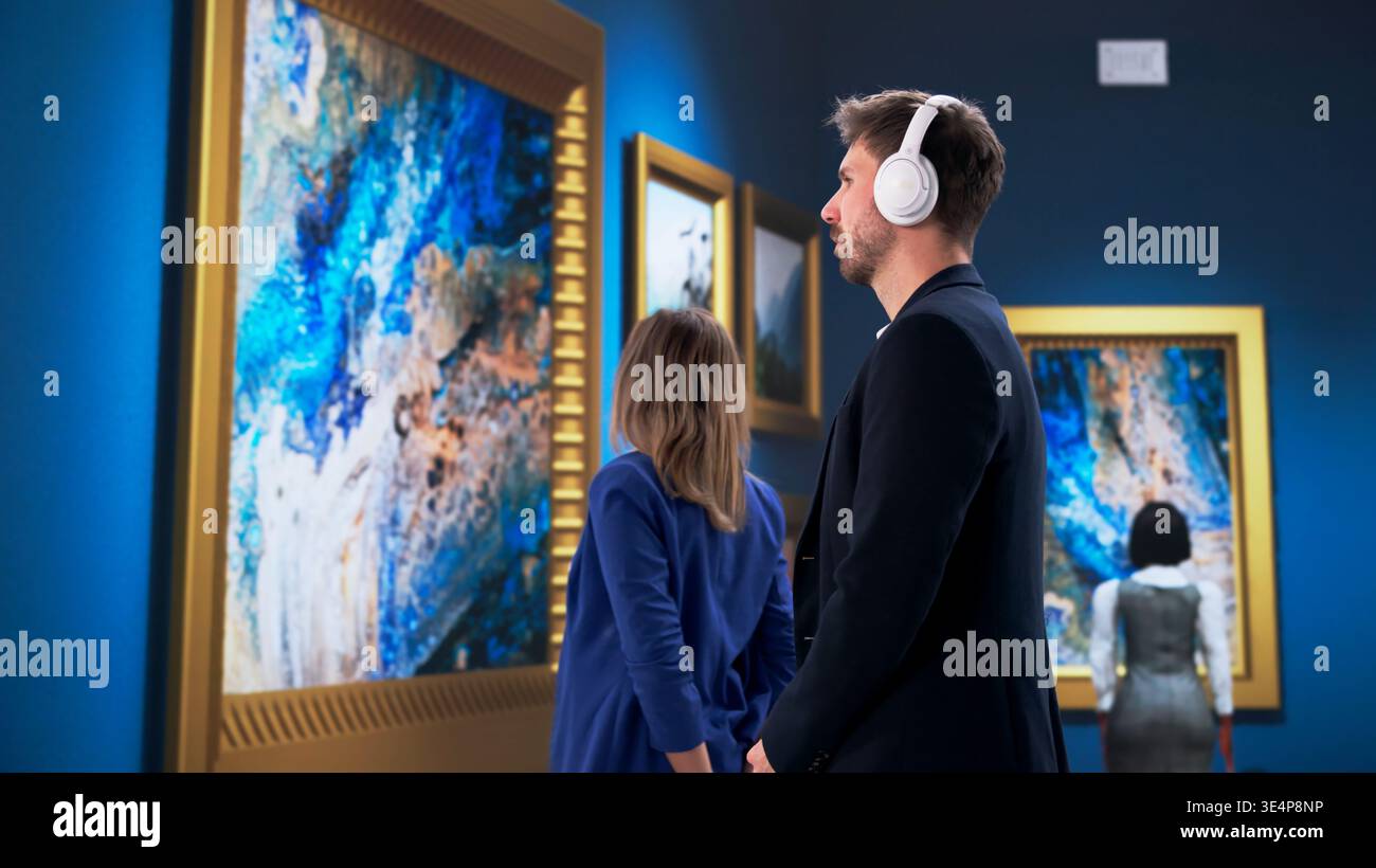 Jeunes visiteurs plongés dans la visite du musée avec écouteurs, explorant les expositions d'art et d'histoire Banque D'Images