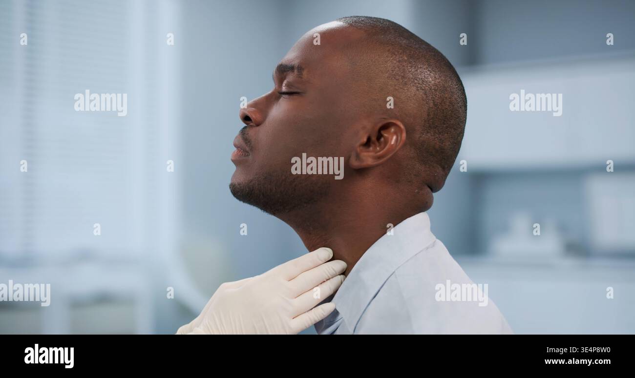 Le médecin examine attentivement le cou D'Un patient pour détecter une inflammation de la glande thyroïde au cours d'Un examen physique de routine Banque D'Images