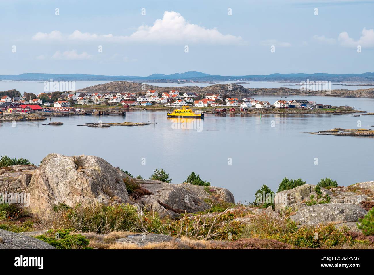 Vue de Hyppeln vers l'île de Rörö avec ferry jaune dans le nord de l'archipel de Gothenburg, Bohuslän, côte ouest de la Suède Banque D'Images