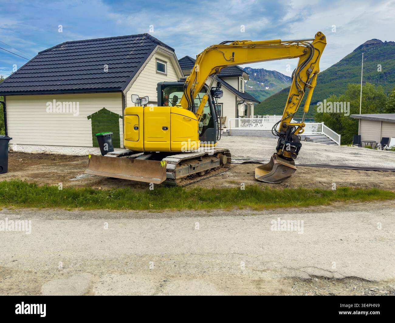 Travaux de construction en cours. Machinerie lourde engagée dans des travaux d'installation d'infrastructures de services publics. Véhicule de construction posant activement une tuyauterie à l'intérieur Banque D'Images