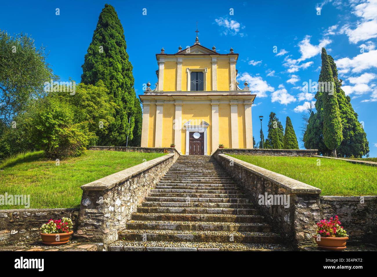 Mignonne vieille église St Michele sur la colline près du lac de Garde, Toscolano Maderno, Lombardie, Italie, Europe Banque D'Images