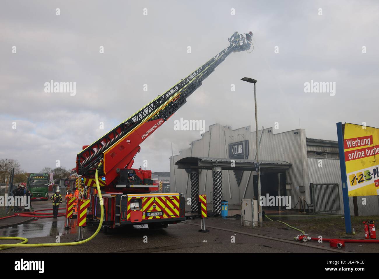 Kehl, Allemagne. 29 mars 2026. Les pompiers éteignent un incendie dans un club. Des centaines de fêtards s'échappent dehors. Crédit : Philipp von Ditfurth/dpa/Alamy Live News Banque D'Images