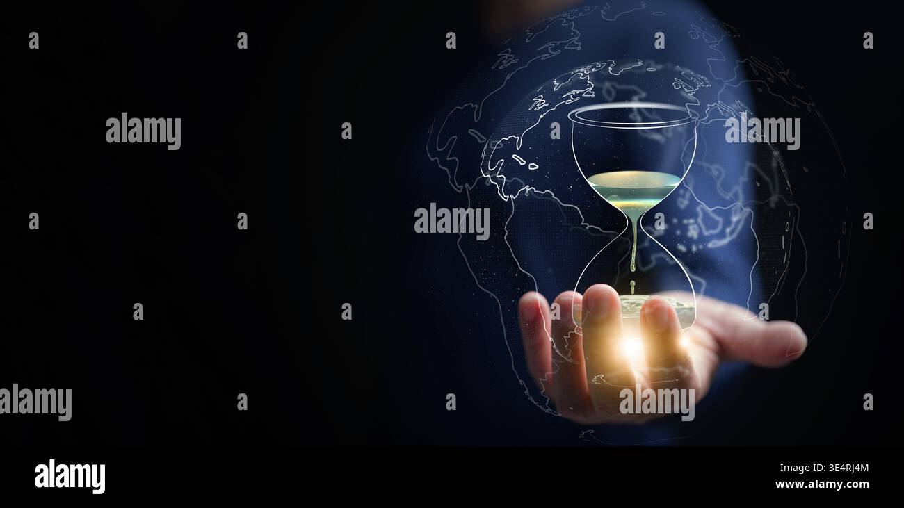 Concept mondial de rareté et de préservation de l'eau. Main tenant sablier numérique avec égouttement d'eau et superposition de carte globale. Crise de l'eau, environnementale Banque D'Images
