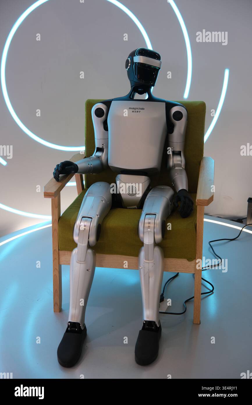 Shanghai, Chine-14 mars 2026 : robot humanoïde MagicLab assis sur la chaise Banque D'Images