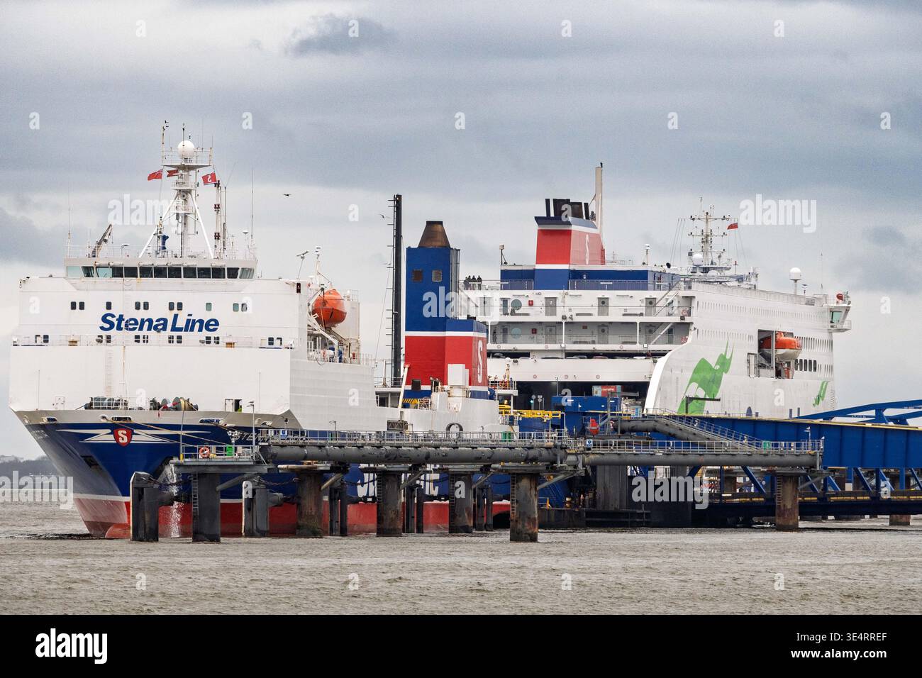 Le ferry Stena Scotia roro pour l'Irlande du Nord accostait au terminal des 12 quais de Birkenhead avec le Stena Embla derrière. Banque D'Images