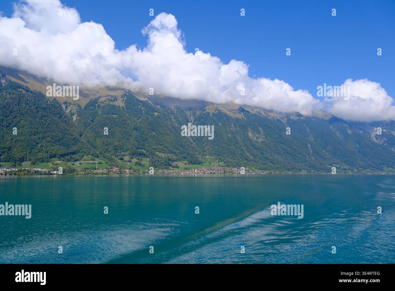 Nuages au-dessus des Alpes suisses et eaux turquoises calmes du lac de Brienz en Suisse Banque D'Images