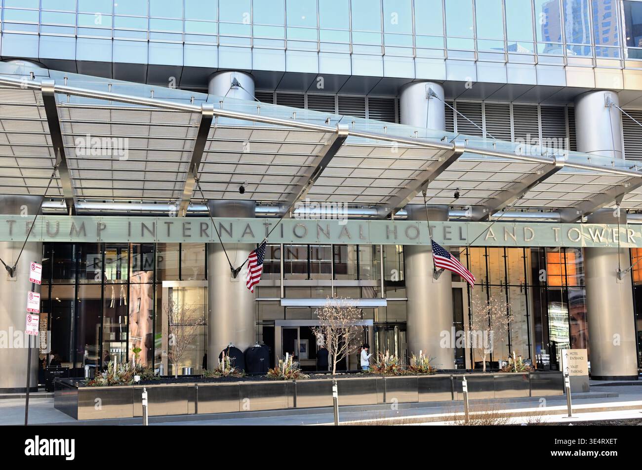 Chicago, Illinois, États-Unis. L'entrée de Trump Internation Tower and Hotel, localement connue sous le nom de Trump Tower à l'extrémité ouest de la structure. Banque D'Images