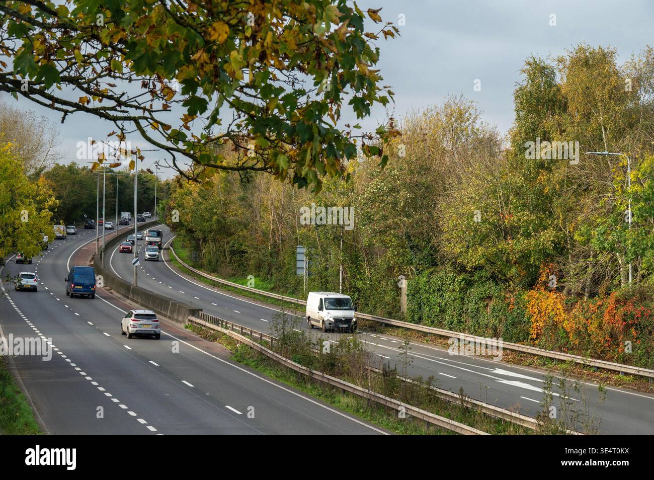 L'A27 à Havant, Hampshire avec des véhicules se déplaçant dans les deux sens. Banque D'Images