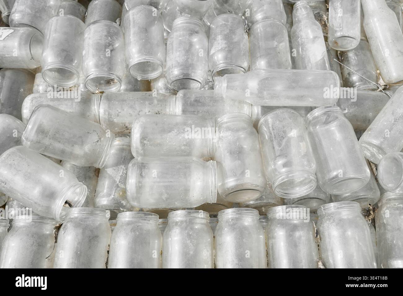 Récipients en verre cassés et sales destinés au recyclage, mise au point sélective. Banque D'Images