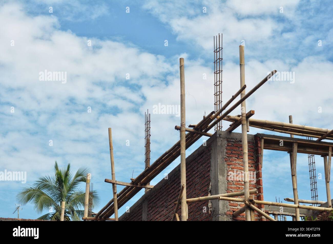 Construction de maison avec échafaudage en bambou sous Blue Sky Banque D'Images