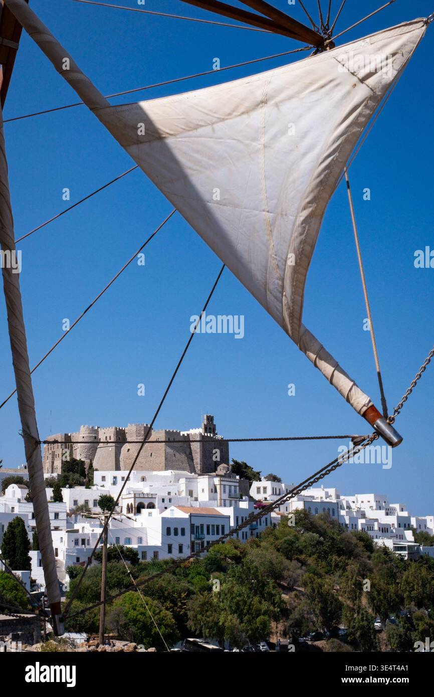 Le monastère de Saint Jean le théologien et le village de Chora vu à travers les voiles de moulin à vent à Patmos, Grèce Banque D'Images