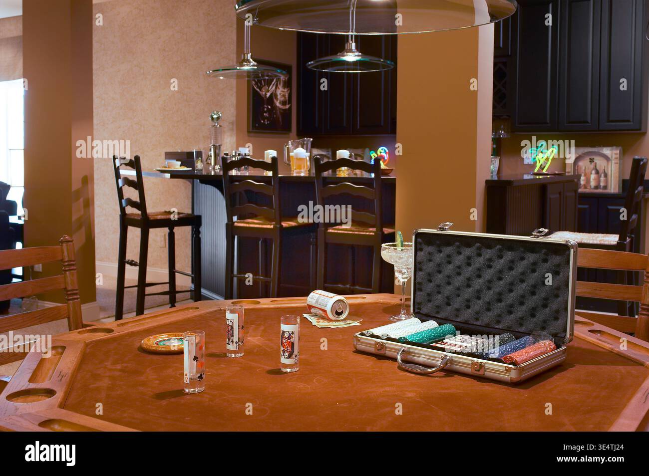 Salle de jeux et bar de sous-sol fini, maison résidentielle de banlieue, Pennsylvanie USA Banque D'Images