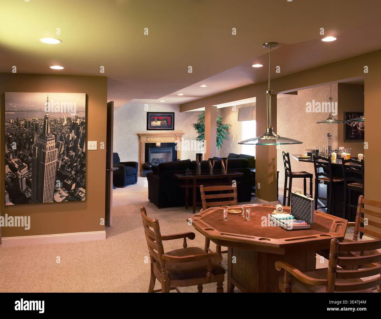 Salle de jeux et bar de sous-sol fini, maison résidentielle de banlieue, Pennsylvanie USA Banque D'Images
