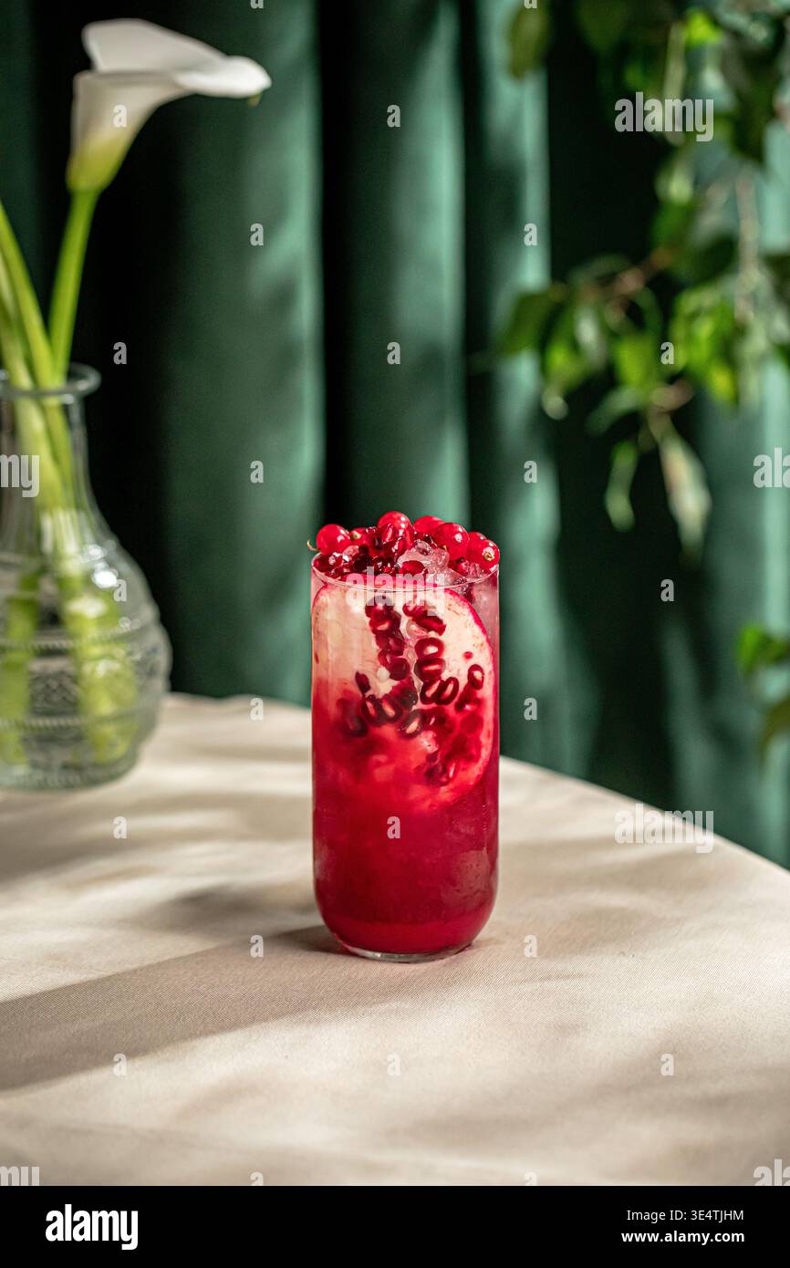 Cocktail de grenade avec de la glace et des graines fraîches Banque D'Images