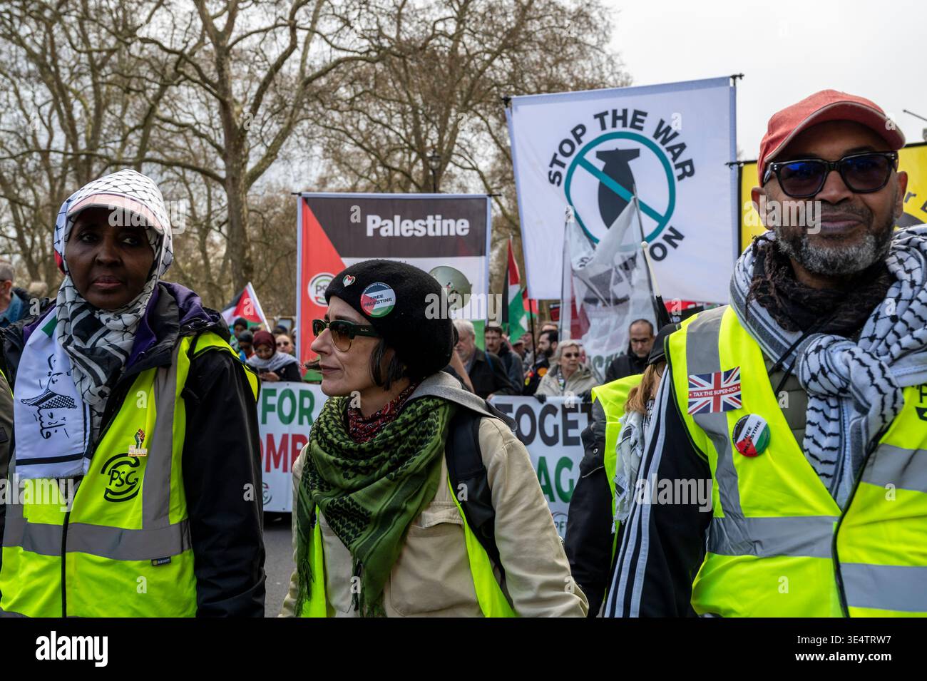 Manifestants de la manifestation "ensemble contre l'extrême droite" avec la bannière "Stop the War Coalition" et la bannière Palestine. Banque D'Images