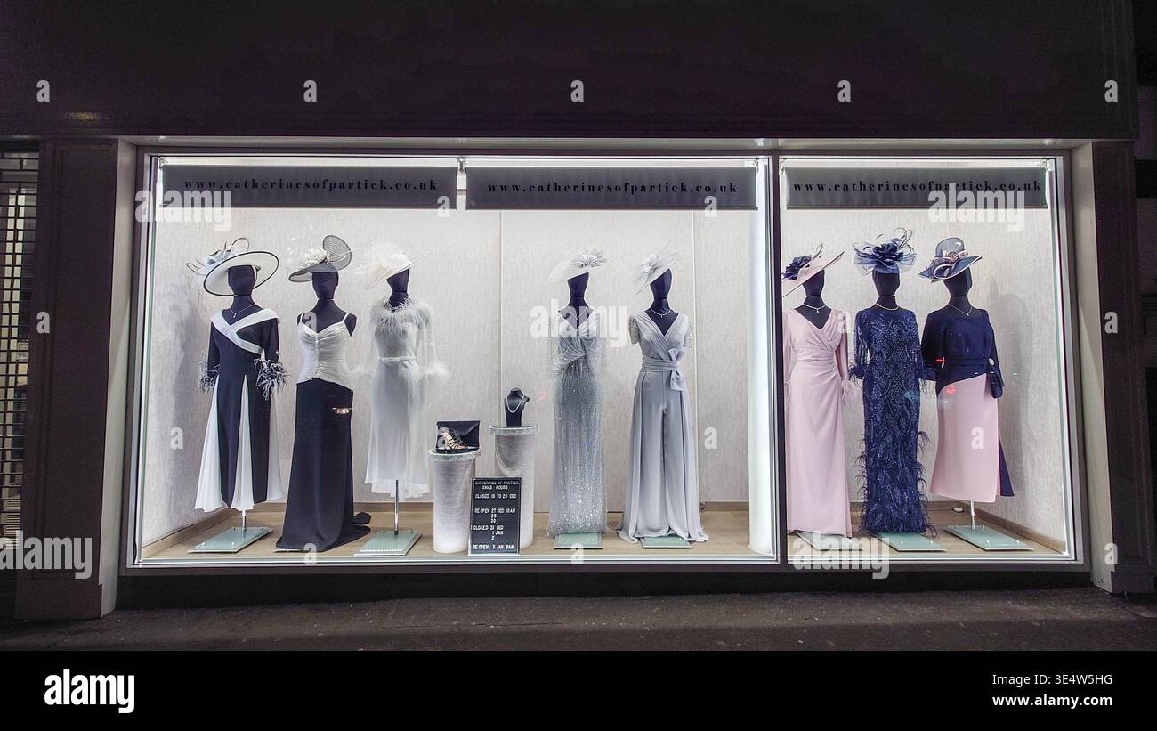 La vitrine de Catherines of Partick, une boutique bien connue spécialisée dans les tenues mère de la mariée et mère du marié. Banque D'Images