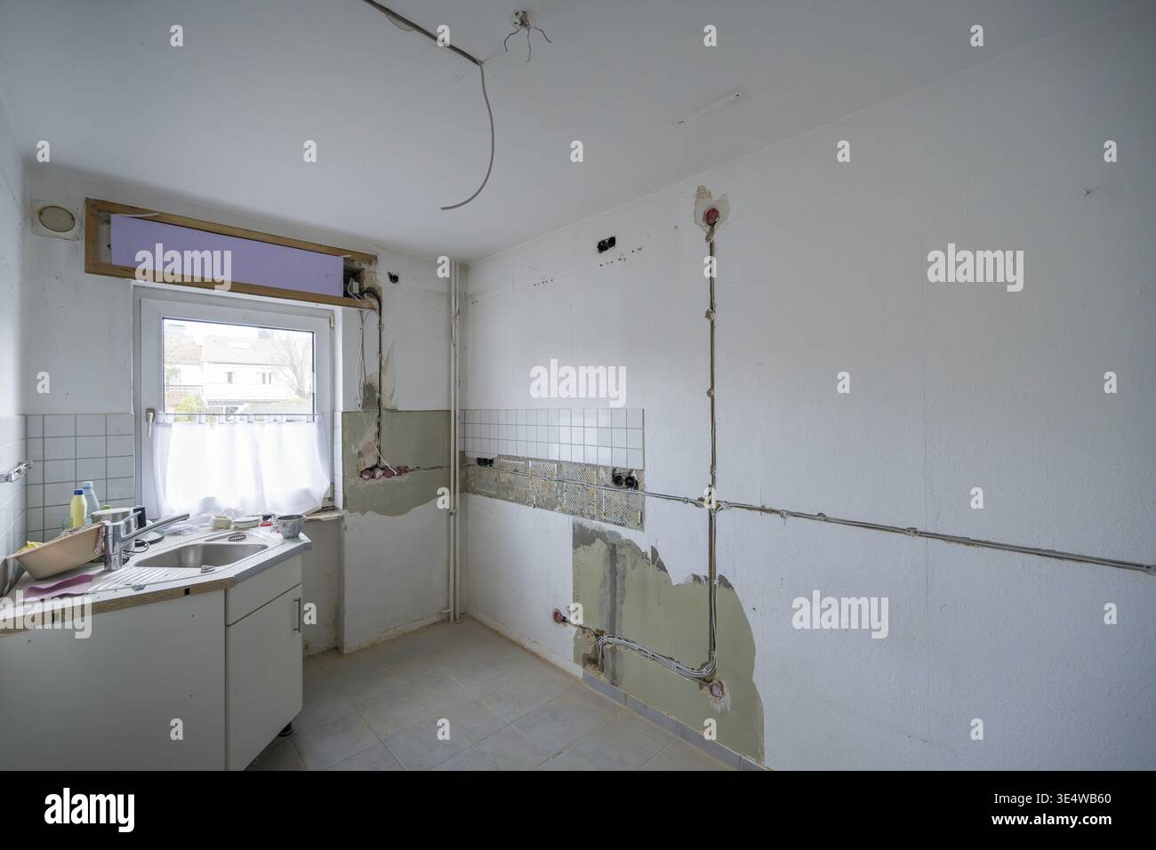 Appartement est en cours de rénovation, fentes pour câbles électriques, prises exposées non plâtrées, cuisine, ancien bâtiment, Rhénanie du Nord-Westphalie, Allemagne Banque D'Images