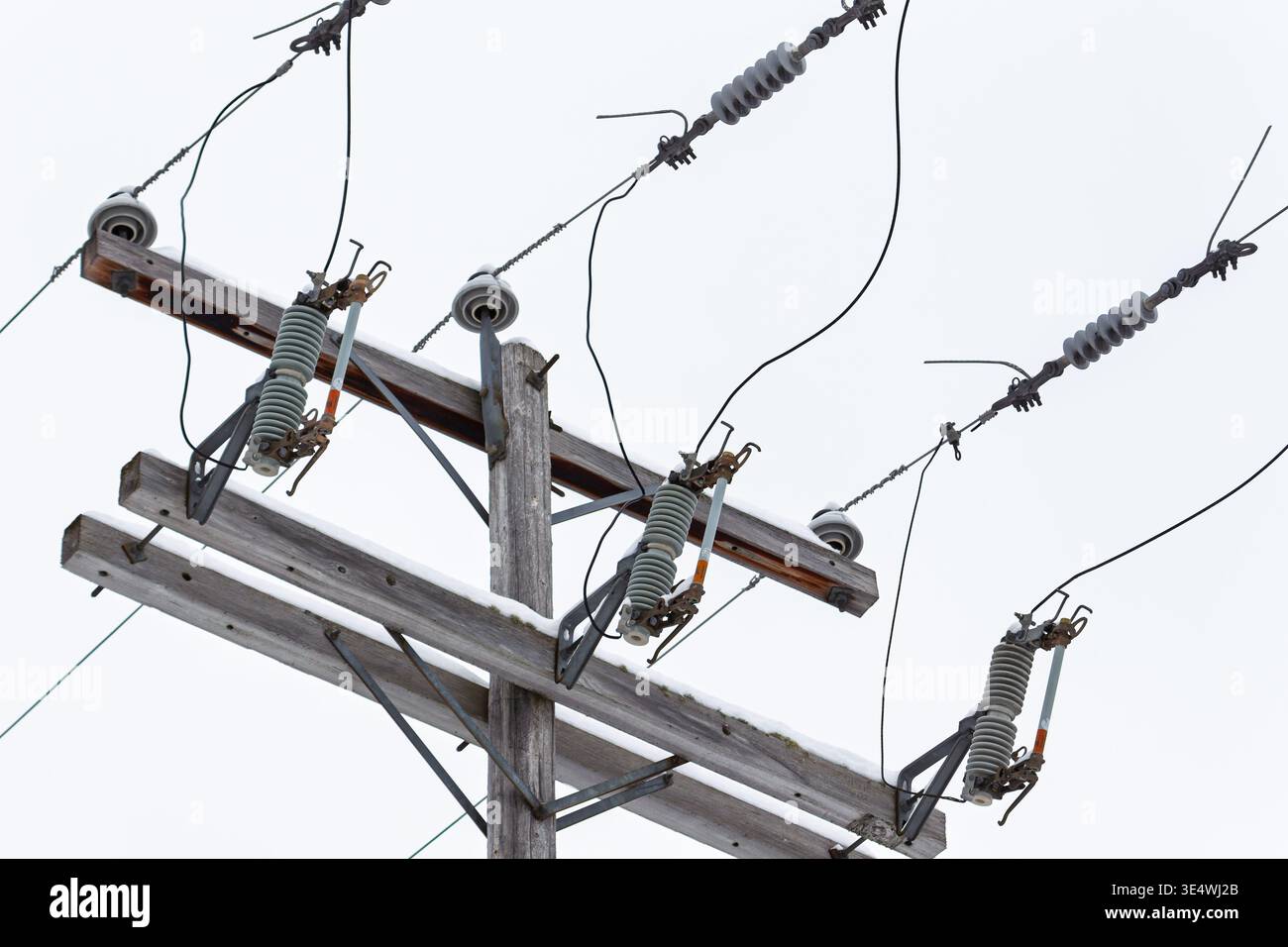 Un poteau de service équipé de parafoudre et d'isolateurs électriques. Banque D'Images