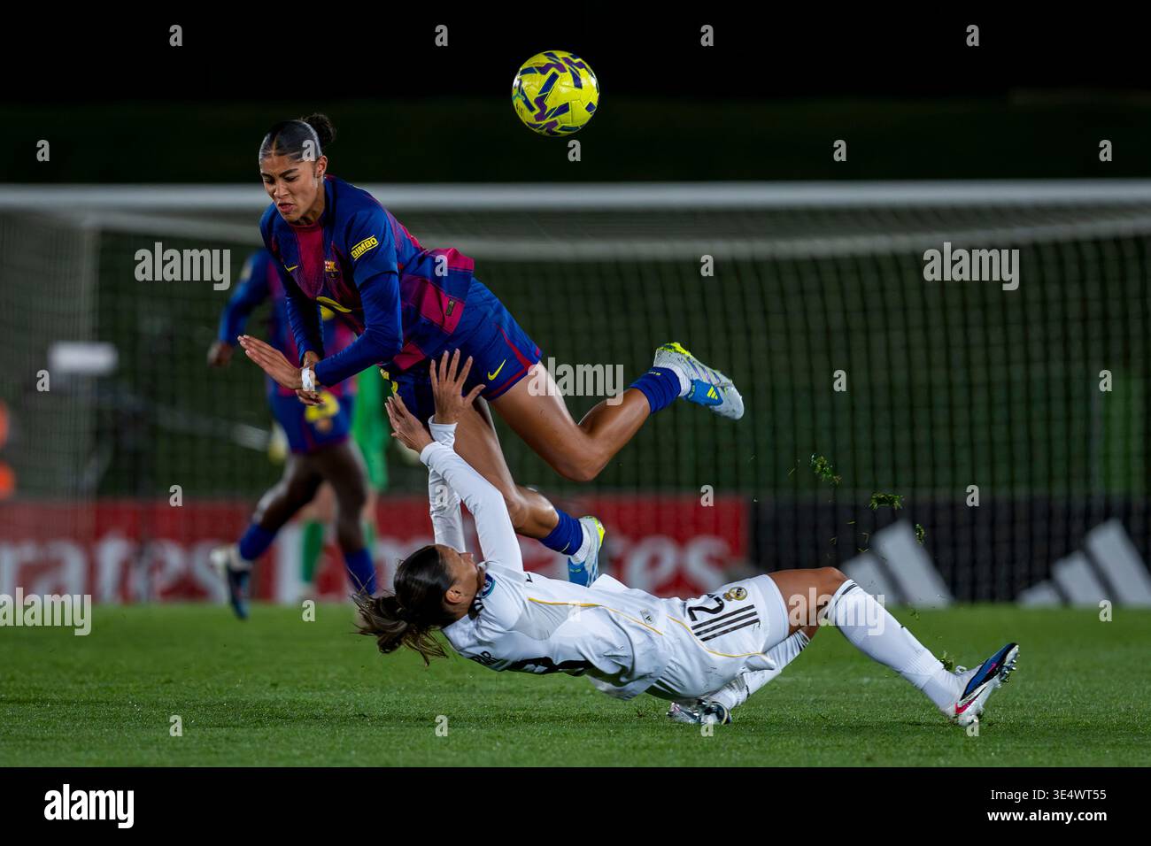 Valdebebas, Madrid, Espagne. 29 mars 2026. SYDNEY SCHERTENLEIB du FC Barcelone (en haut) reçoit une faute de MAELLE LAKRAR du Real Madrid CF (en bas) lors d'un match de Liga F entre le Real Madrid Femenino et le FC Barcelone Femena à l'Estadio Alfredo Di Stefano. (Crédit image : © Alberto Gardin/ZUMA Press Wire) USAGE ÉDITORIAL SEULEMENT ! Non destiné à UN USAGE commercial ! Crédit : ZUMA Press, Inc/Alamy Live News Banque D'Images