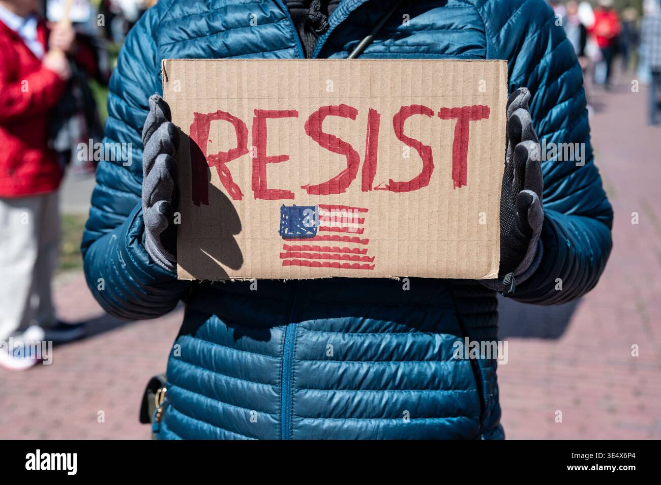 Personne tenant une banderole de protestation faite à la main avec un symbole du drapeau américain pendant une manifestation aux États-Unis. Activisme politique, oppositio Banque D'Images