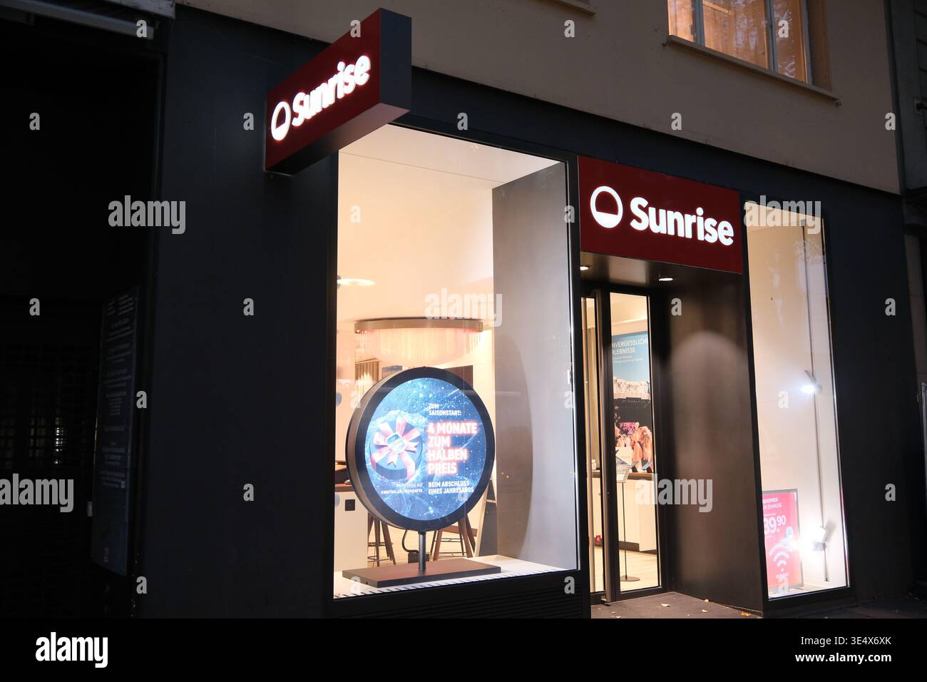 Lucerne, Suisse-Sep.30th 2025 : magasin Sunrise Communications la nuit Banque D'Images