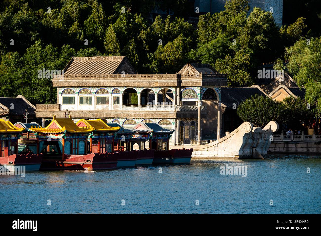 Le Marble Boat (Stone Boat) au Palais d'été de Pékin, en Chine, illuminé par la lumière chaude du soir. Banque D'Images