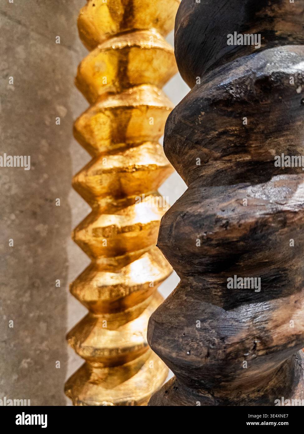 Une forme de tire-bouchon doré et une forme noire offrent un contraste décoratif intéressant. Banque D'Images