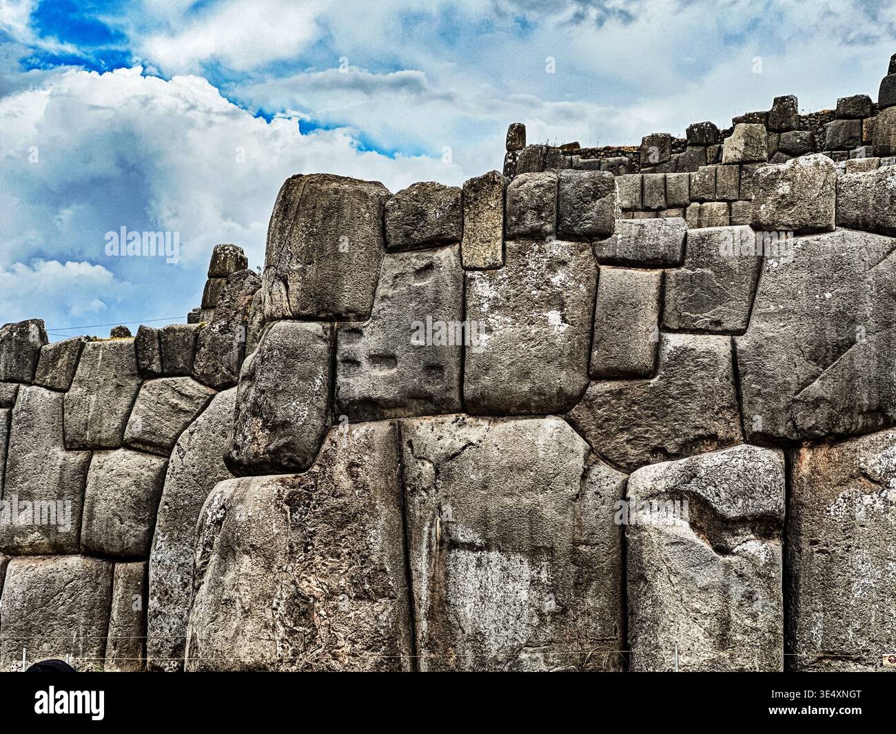 Les murs imposants de la forteresse Sacsayhuaman près de Cusco, au Pérou, sont faits d'énormes blocs de pierre. Banque D'Images