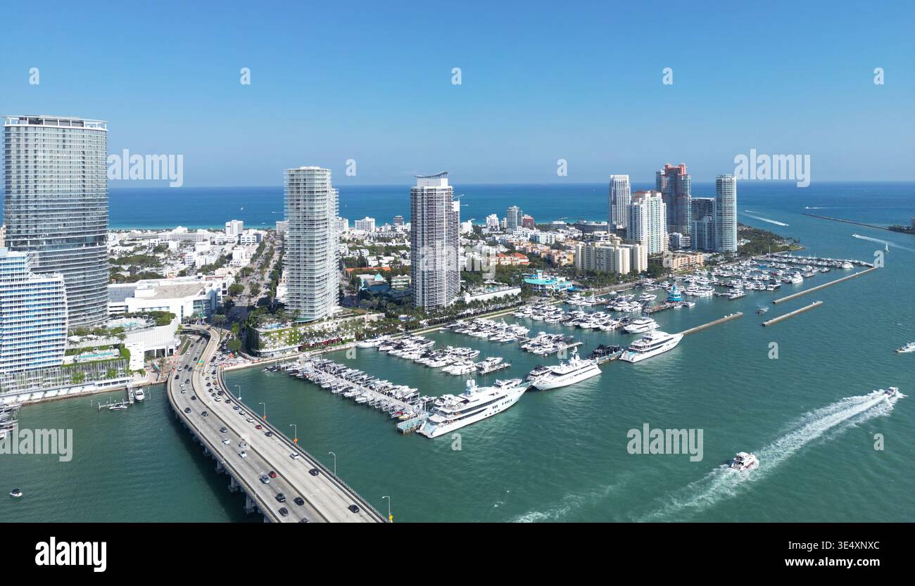 MacArthur Causeway à Miami. Pont Biscayne Bay. Côte de Miami depuis un drone. Miami bord de mer avec océan et ciel turquoise. Horizon de Miami Beach. Banque D'Images