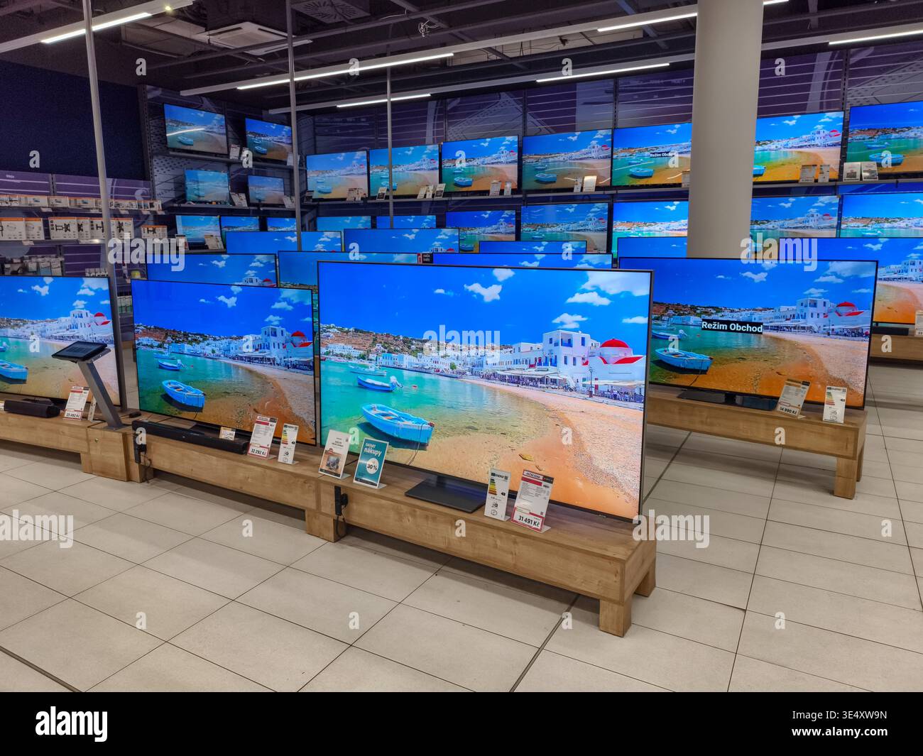 Prague, République tchèque – 27 mars 2026 : section d'affichage de télévision avec téléviseurs grand écran, systèmes de sonorisation et rayonnages de vente au détail dans le magasin d'électronique Banque D'Images