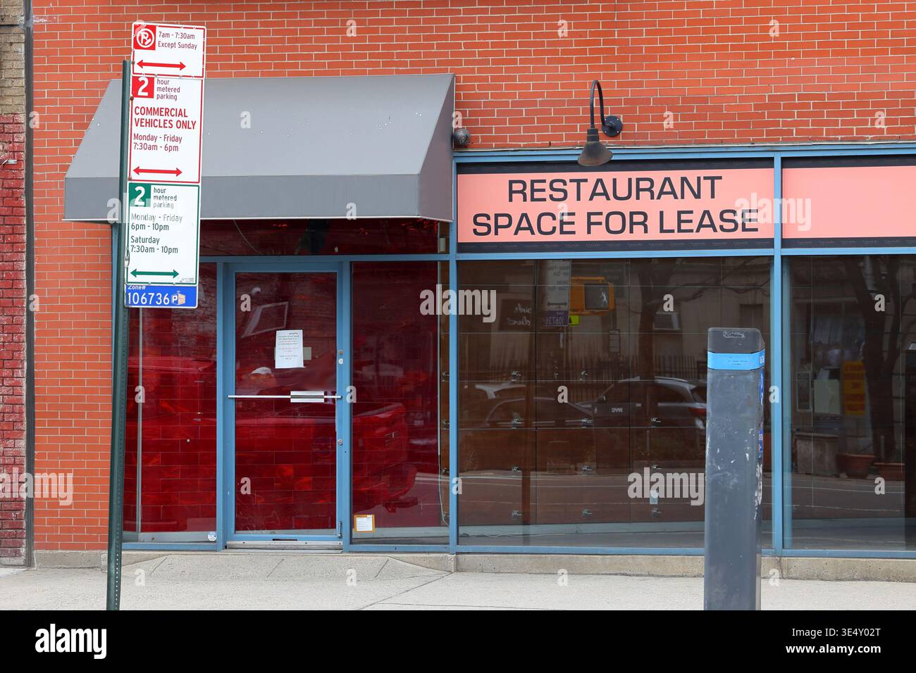 Une devanture vide avec un panneau « Restaurant Space for Lease » à New York. pour louer, louer, Banque D'Images