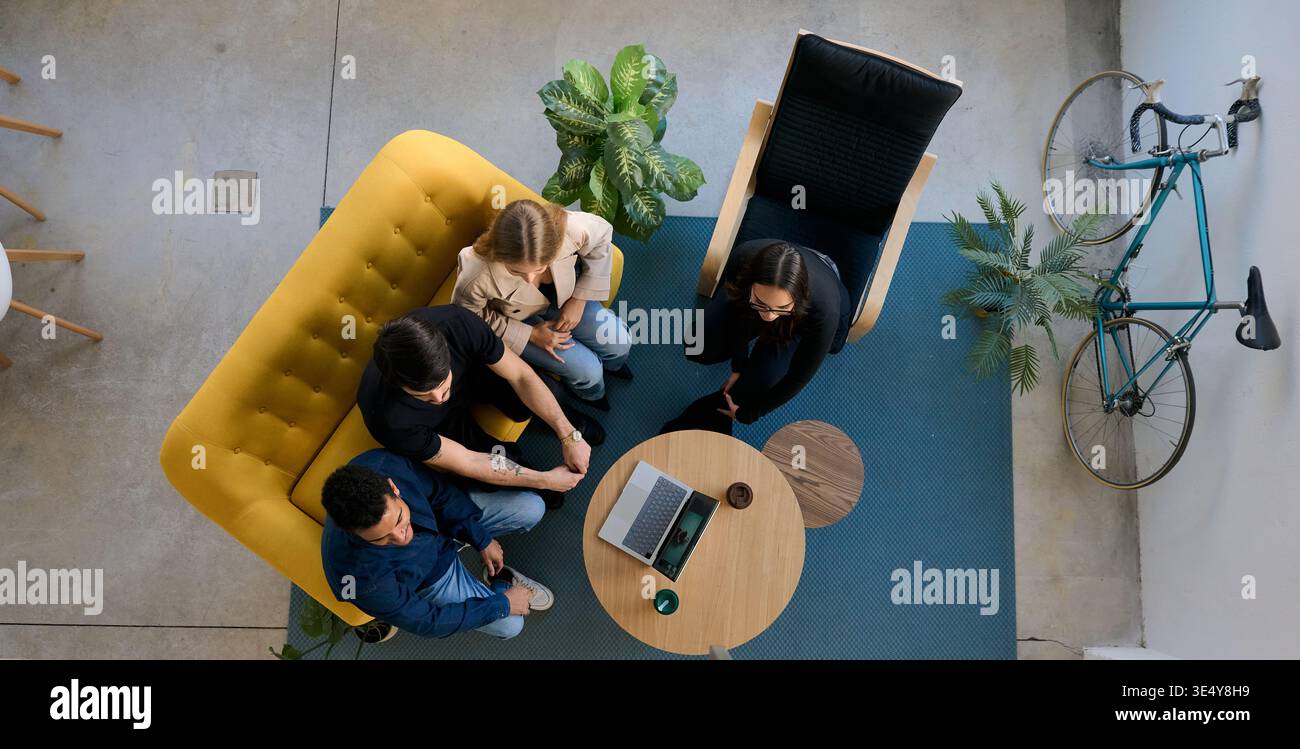 Équipe de start-up diversifiée collaborant dans un bureau de coworking moderne Banque D'Images