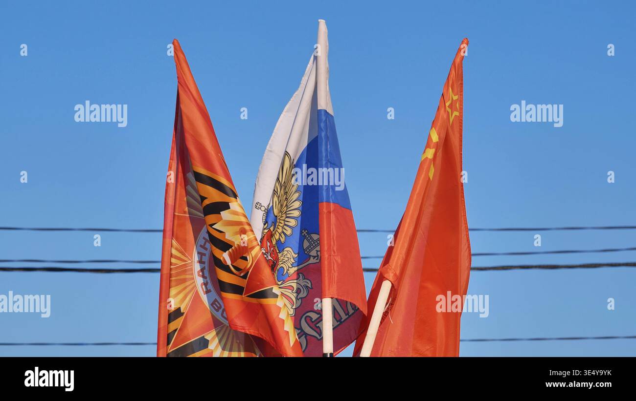 Patriotisme russe célébrant le jour de la victoire avec des drapeaux soviétiques et nationaux Banque D'Images