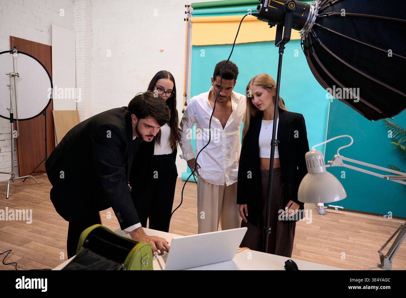 Équipe créative examinant les résultats lors d'une séance photo en studio Banque D'Images