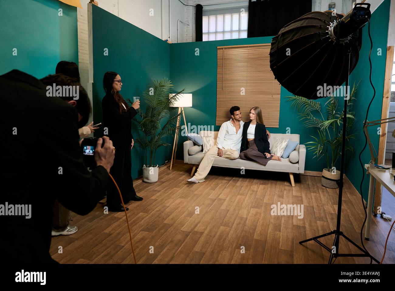 Équipe créant du contenu commercial lors d'une séance photo en studio Banque D'Images