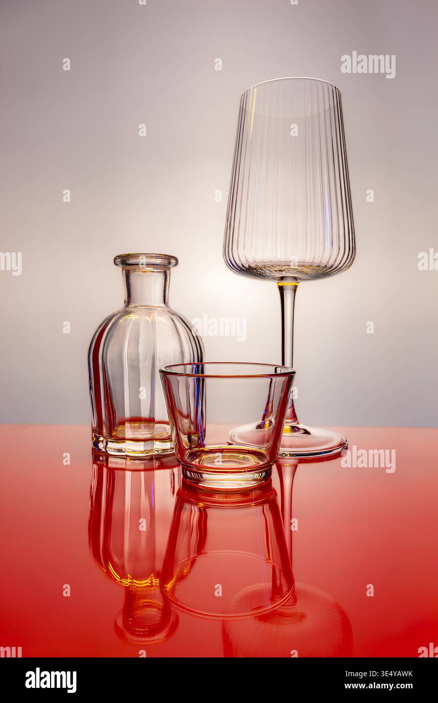Élégant verre à vin cannelé clair et carafe sur la surface miroir Banque D'Images