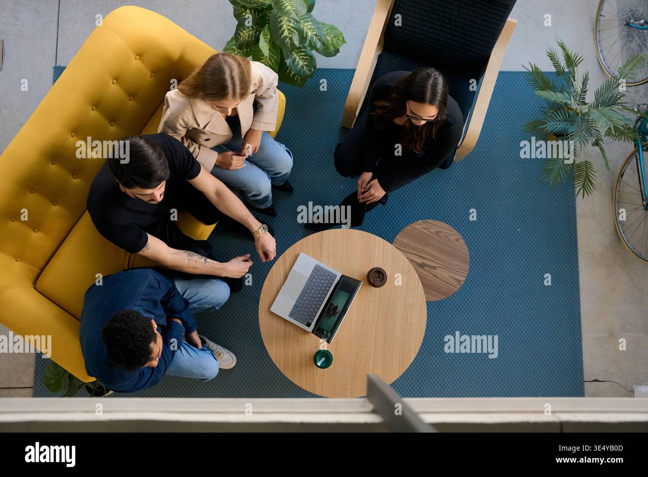 Réunion d'équipe diversifiée collaborant dans un salon de bureau moderne Banque D'Images
