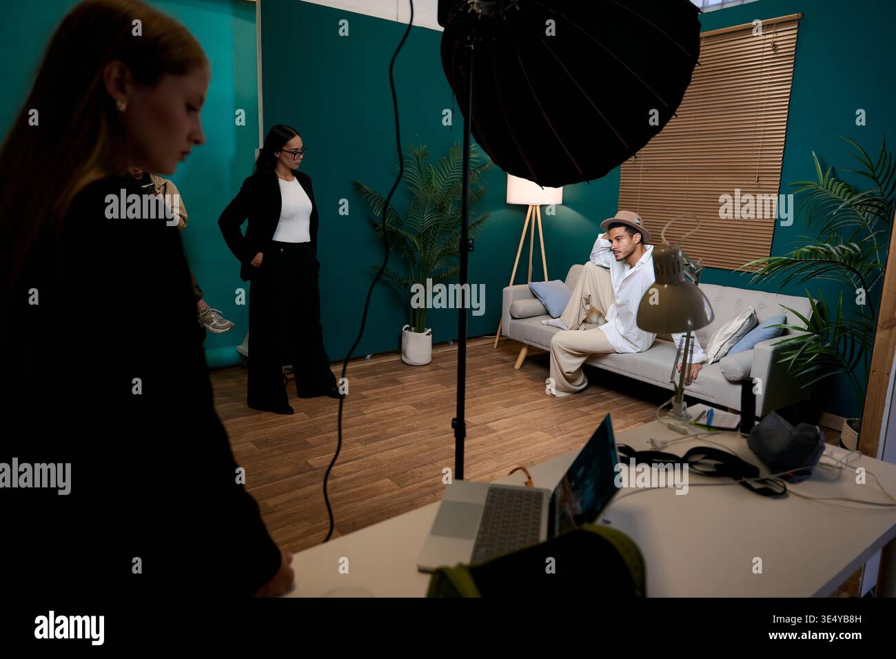 L'équipe créative planifie un shooting de mode en studio Banque D'Images