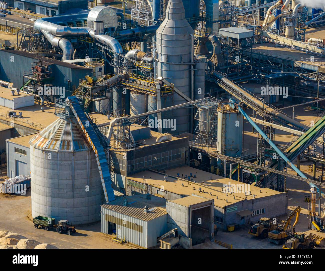 Vue aérienne de l'installation industrielle avec silos, convoyeurs et machines de traitement des sous-produits du bois. Matériaux de recyclage, Grajewo, Podlaskie Voivodeshi Banque D'Images